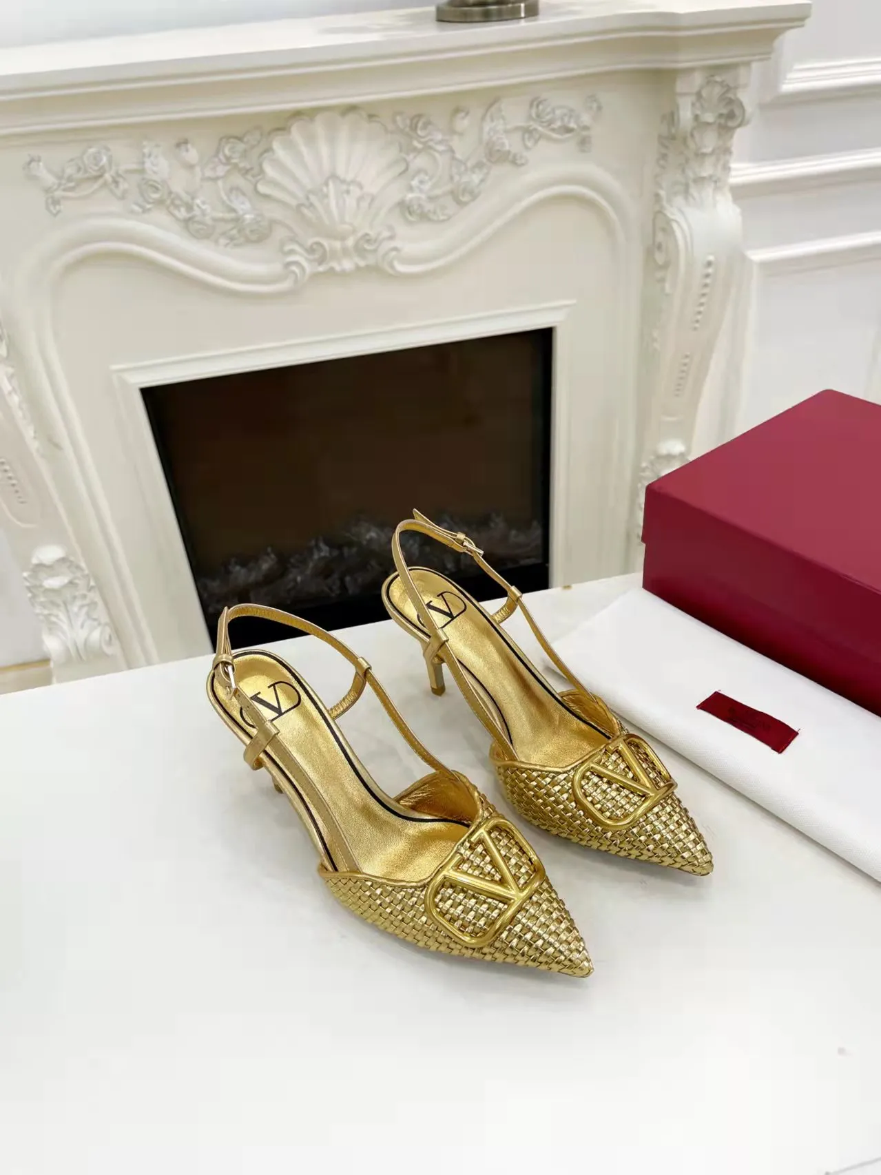 👟👟Ex-factory price 440👟👟 Genuine leather sole +40 Top version 𝑉𝐴𝐿𝐸𝑁𝑇𝐼𝑁𝑂 Valentino new spring and summer women's 5⃣️color empty back sandals. The unique [V family hand-woven] brings out a full sense of high-end, and the new season will live up to expectations! Worth buying★Absolutely high-grade❥Original method, Absolutely sensual❥Elegant style, creating a different feeling, simple and elegant style!  Code number: 35-41 (34-42 is custom-made and non-returnable) Inner lining: Sheepskin lining Heel height: 7.5 cm Leather outsole + 40 rubber outsole